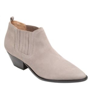 Cute ankle booties NWT